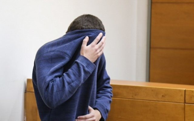 L'adolescent juif israélo-américain qui a été accusé d'avoir lancé des dizaines d'alertes à la bombe antisémites aux Etats-Unis et ailleurs, au tribunal de Rishon Lezion, le 23 mars 2017. (Crédit : Flash90)