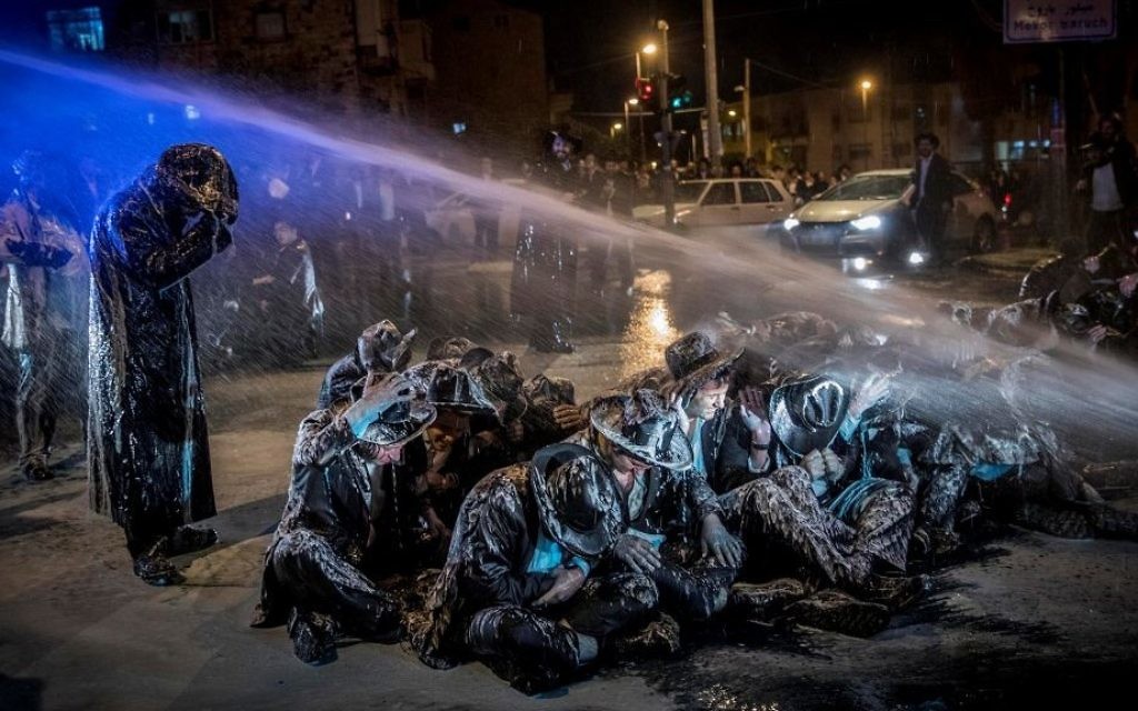 La police utilise un canon à eau pour disperser les manifestants ultra-orthodoxes à Jérusalem, le 23 mars 2017. (Crédit : Yonatan Sindel/Flash90)
