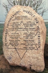 Mémorial en souvenir de la famille Frenkel aux abords du domicile de Karla Raveh Gesamtschule à Lemgo, en Allemagne (Autorisation) 