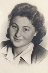 Photographie de Karla Frenkel Raveh prise à Lemgo, en Allemagne, peu de temps après sa libération, en 1945 (Autorisation)