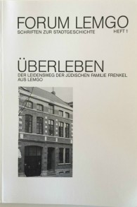 Le témoignage sur l'Holocauste de Karla Raveh et son autobiographie, publiés en Allemand, avec une image de Frenkel Haus à Lemgo, en Allemagne, sur la couverture (Autorisation) 