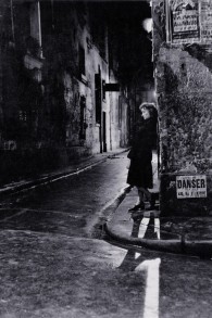 Une femme à Paris la nuit, une photo prise par Adolfo Kaminsky. (Autorisation)