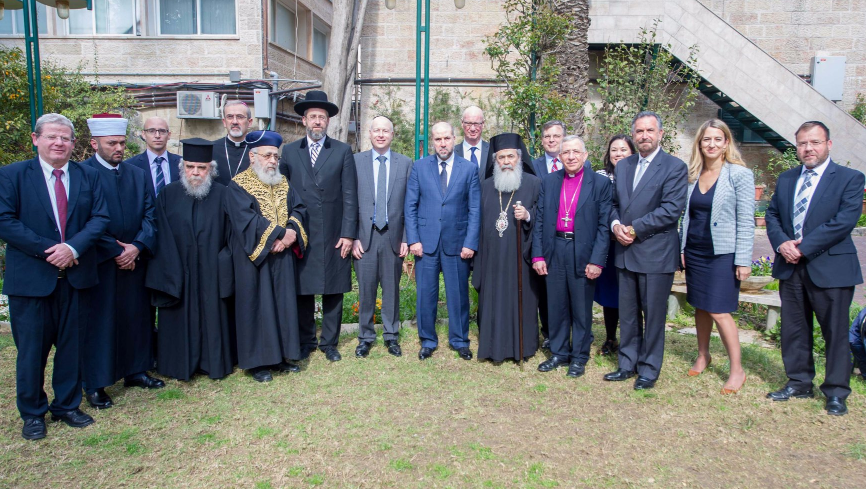 Jason Greenblatt (centre en gris), l'envoyé spécial de l'administration américaine pour les négociations internationales, avec les membres du Conseil des Institutions religieuses en Terre Sainte, lors d'une réunion au consulat-général de Jérusalem, le 16 mars 2017 (Autorisation ambassade américaine de Tel Aviv)