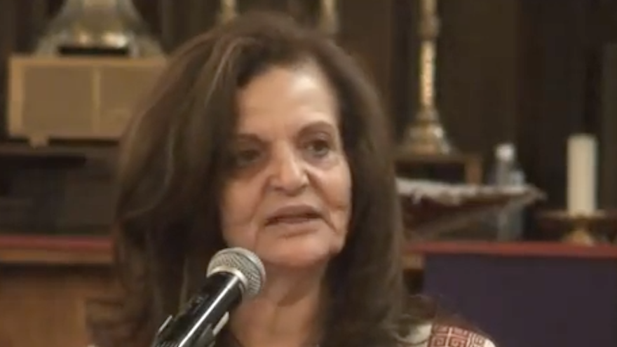 Rasmea Odeh lors d'un événement pour la Journée internationale de la femme en 2016 à Chicago (Crédit : YouTube via JTA)