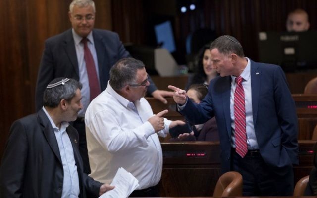 Le président de la Knesset Yuli Edelstein à droite parle avec le législateur David Bitan à la Knesset, le 18 janvier 2017 (Crédit : Yonatan Sindel/Flash90)