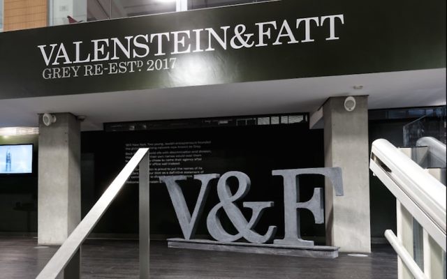 Les bureaux de l'agence de publicité du groupe Grey Global rebaptisés Valenstein & Fatt, mars 2017. (Crédit : Twitter via JTA)