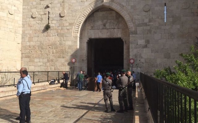 La police sur la scène d'une tentative d'attaque au couteau porte de Damas, dans la Vieille Ville de Jérusalem, le 29 mars 2017. Illustration. (Crédit : police israélienne)