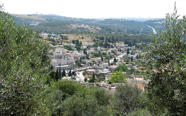 Le village d'Abu Gosh, réputé pour abriter dans la paix une population mixte juive et arabe (Crédit: Wikimedia Commons/Hanay)