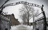 L'entrée du camp d'extermination nazi d'Auschwitz-Birkenau avec le tristement célèbre mot d'ordre "Arbeit macht frei" (Le travail libère). (Crédit : Joël Saget/AFP)
