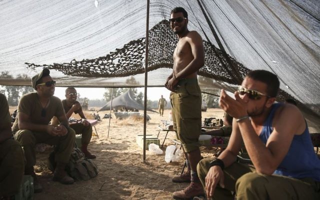 Les soldats bédouins vus dans une tente montée dans un champ à proximité de la frontière de Gaza dans le sud d'Israël, le 6 juillet 2014 (Crédit : (Hadas Parush/Flash90)