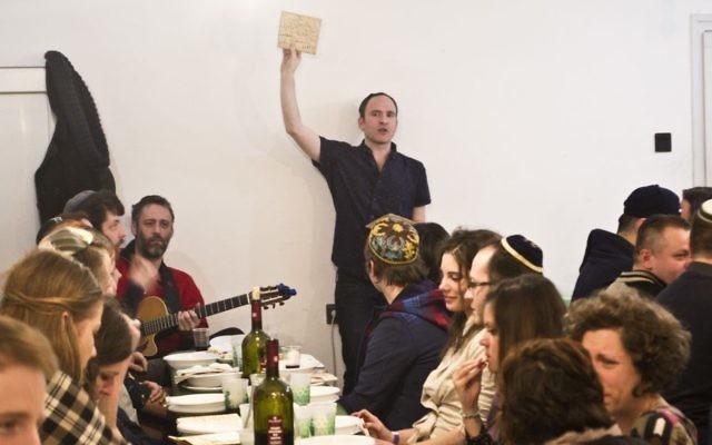 Adam Schonberger, debout, avec les autres participants lors du dîner de  seder au centre communautaire juif d'Aurora de Budapest, le 22 avril 2016 (Autorisation : Marom via JTA)