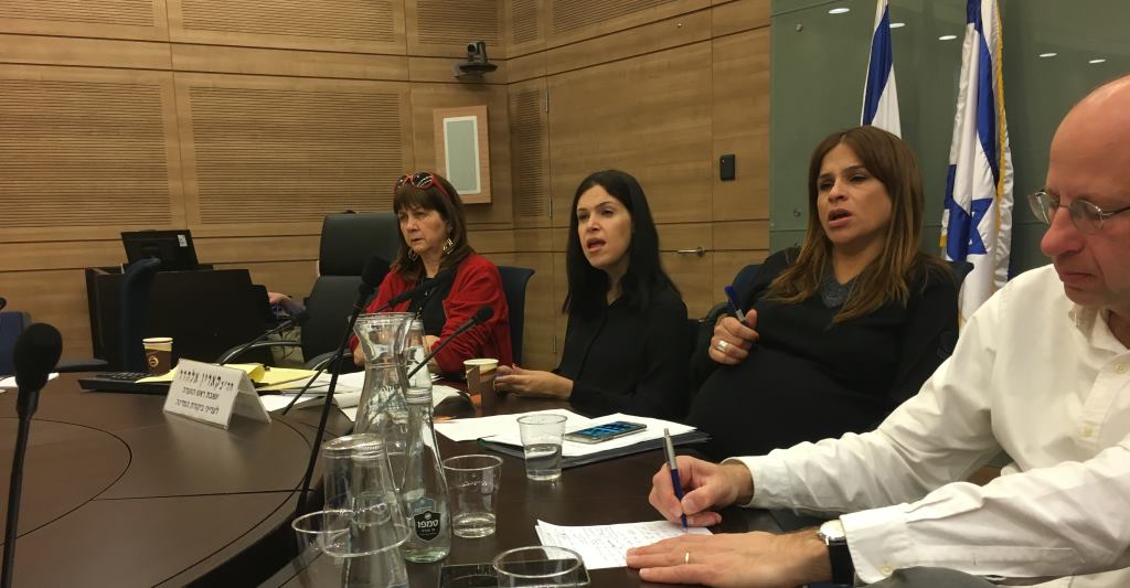 Les députées Karin Elharar, au centre, et Merav Ben-Ari, à droite, pendant la réunion de la commission de Contrôle de l’Etat de la Knesset consacrée à la fermeture de l’industrie des options binaires en Israël, le 28 février 2017. (Crédit : Simona Weinglass/Times of Israël)