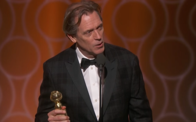 Hugh Laurie après avoir reçu son Golden Globes pour meilleur acteur dans un second rôle, le 8 janvier 2017. (Crédit : Capture d'écran YouTube)