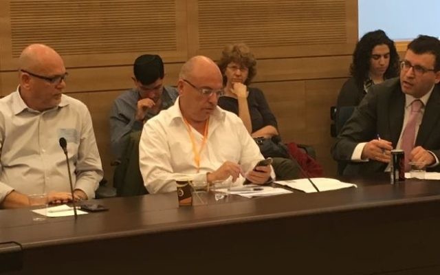 Yanir Melech, à gauche, et Roni Rimon, soutiens des options binaires, et Nimrod Assif, à droite, avocat de victimes de l’industrie, pendant la réunion de la commission du Contrôle de l’Etat, à la Knesset, le 28 février 2017. (Crédit : Simona Weinglass/Times of Israël)