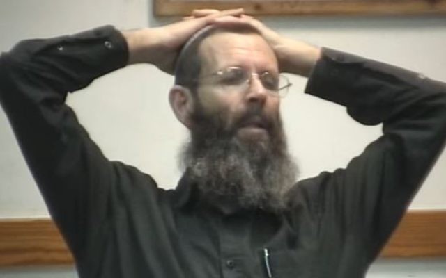 Le Rabbin Yigal Levinstein enseignant une leçon (Capture d'écran : YouTube)