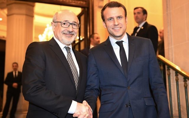 Emnanuel Macron et Francis Kalifat lors de la soirée débat organisée par le CRIF  au Grand Hotel Intercontinental de Paris, en mars 2017. (Crédit : Eric Feferberg/AFP)