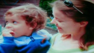 Olga Borisov et son fils Alon (Crédit : capture d'écran YouTube/Première chaîne)