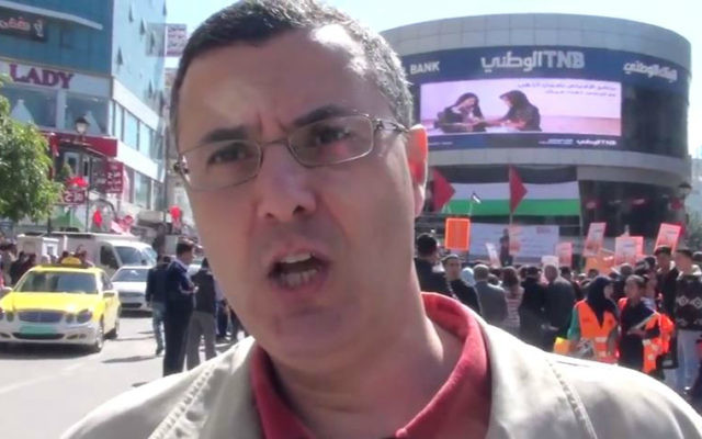 Omar Barghouti, cofondateur du mouvement BDS, pendant un rassemblement pro-boycott à Ramallah, en février 2016. (Crédit : capture d'écran YouTube)