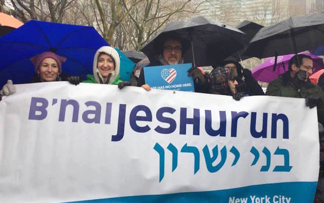 Les fidèles de Bnai Jeshurun lors d'un rassemblement pour les réfugiés de l'HIAS au mois de février 2017 (Crédit : Autorisation Bnai Jeshurun)