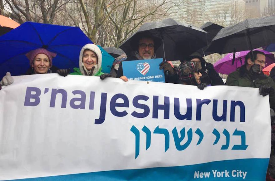 Les fidèles de Bnai Jeshurun lors d'un rassemblement pour les réfugiés de l'HIAS au mois de février 2017 (Autorisation : Bnai Jeshurun)