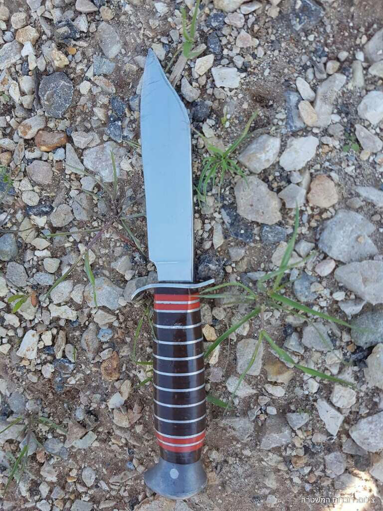 Le couteau retrouvé lors d'une arrestation aux abord du carrefour Tapuach, en Cisjordanie, le 5 mars 2017 (Crédit : police israélienne)