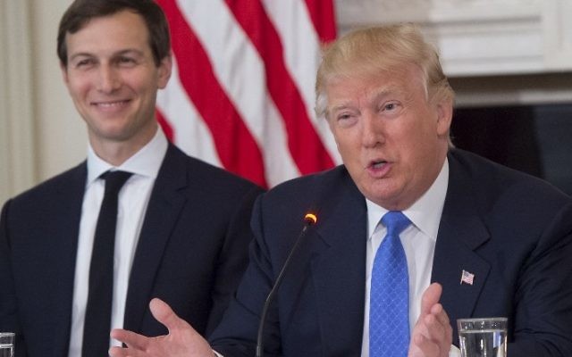 Le président américain Donald Trump aux côtés de son conseiller Jared Kushner, à gauche, au cours d'une réunion à la Maison Blanche, le 13 février 2017. (Crédit : Saul Loeb/AFP)
