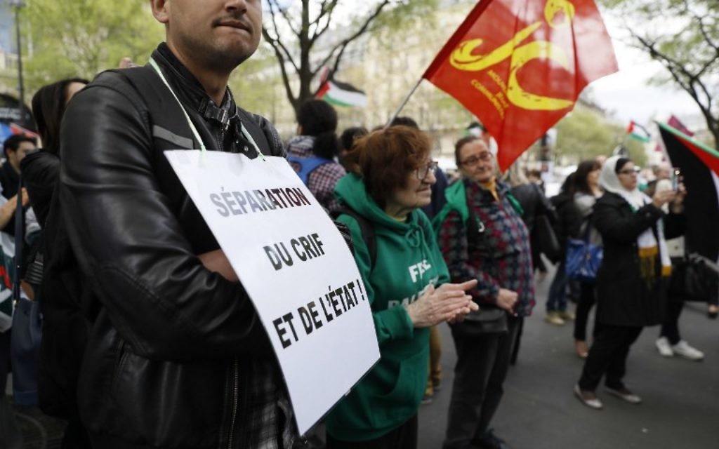 Manifestation pour la "séparation du CRIF et de l'Etat" et pour le boycott d'Israël sur la place du Châtelet, à Paris, le 1er avril 2017. (Crédit : Thomas Samson/AFP)
