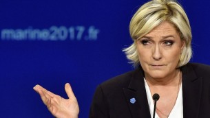 Marine Le Pen, candidate du Front National à la présidentielle française, pendant un meeting électoral à Bordeaux, le 2 avril 2017. (Crédit : Georges Gobet/AFP)