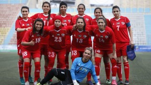 L'équipe de football féminine palestinienne pendant le match de qualification  pur la Coupe d'Asie 2018 contre la Thaïlande à al-Ram, en Cisjordanie, le 3 avril 2017. (Crédit : Abbas Momani/AFP)