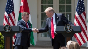 Le roi Abdallah II de Jordanie en conférence de presse avec le président américain Donald Trump à la Maison Blanche, le 5 avril 2017. (Crédit : Nicholas Kamm/AFP)