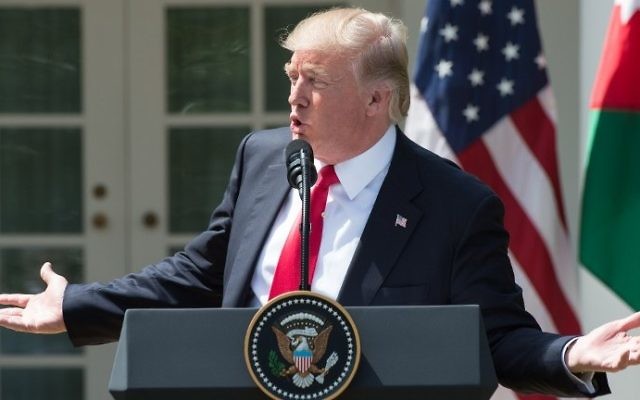 Le président américain Donald Trump lors d'une conférence de presse dans la Roseraie de la Maison Blanche, le 5 avril 2017. (Crédit : Nicholas Kamm/AFP)