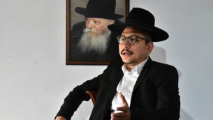 Le rabbin indonésien Yaakov Baruch à la synagogue à Tondano, au nord de Sulawesi, sur l'île de Célèbes, en Indonésie avec en arrière plan le Grand rabbin Menachem Mendel Schneerson (Crédit : AFP PHOTO / BAY ISMOYO)
