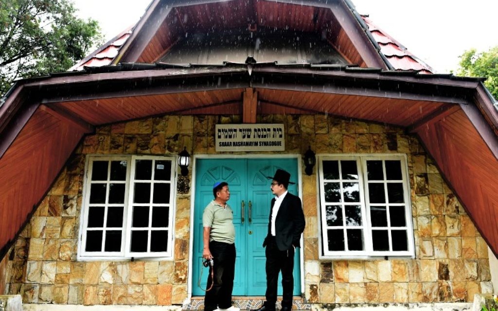 Cette photographie prise le 17 février 2017 montre le rabbin indonésien Yaakov Baruch (à droite) qui parle à un membre de la communauté juive à une synagogue à Tondano, au nord de Sulawesi, sur l'île des Célèbes en Indonésie (Crédit : BAY ISMOYO / AFP)