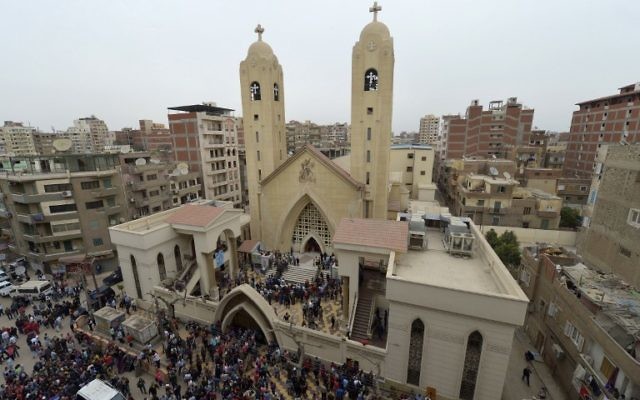 Rassemblement devant l'église Mar Girgis de Tanta, dans le delta du Nil égyptien, après un attentat qui a fait au moins 30 morts le jour du dimanche des Rameaux, le 9 avril 2017. (Crédit : Khaled Desouki/AFP)