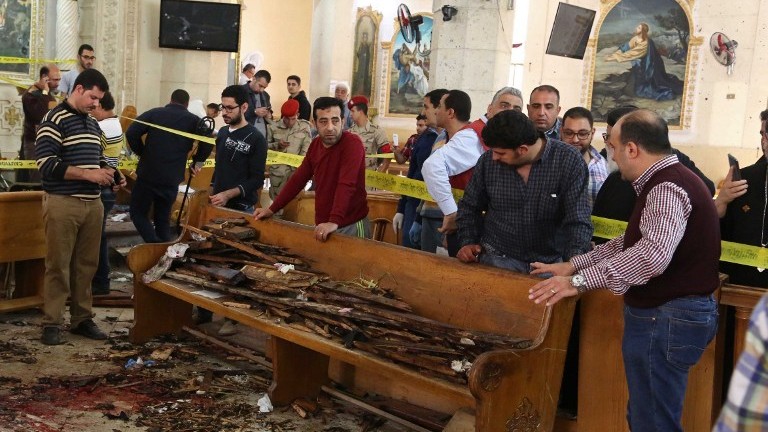 Site d'un attentat à la bombe contre une église copte égyptienne à Tanta, dans le delta du Nil, le jour du dimanche des Rameaux, le 9 avril 2017. (Crédit : AFP/STRINGER)