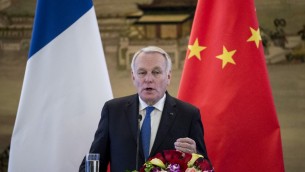 Le ministre français des Affaires étrangères, Jean-Marc Ayrault, lors d'une conférence de presse avec son homologue chinois Wang Yi à Pékin, le 14 avril 2017. (Crédit : Fred Dufour/AFP)