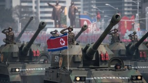 Les tanks de l'armée nord-coréenne pendant une parade militaire commémorant le 105e anniversaire de Kim Il-Sung, à Pyongyang, en Corée du Nord, le 15 avril 2017. (Crédit : Ed Jones/AFP)