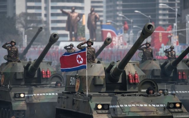 Les tanks de l'armée nord-coréenne pendant une parade militaire commémorant le 105e anniversaire de Kim Il-Sung, à Pyongyang, en Corée du Nord, le 15 avril 2017. (Crédit : Ed Jones/AFP)