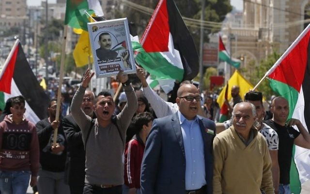 Manifestation de solidarité avec les prisonniers palestiniens en grève de la faim à Bethléem, en Cisjordanie, le 17 avril 2017. (Crédit : Ahmad Gharabli/AFP)