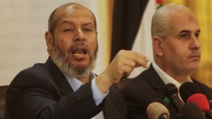 Khalil al-Hayya, cadre du Hamas, pendant une conférence de presse à Gaza Ville, le 18 avril 2017. (Crédit : Mahmud Hams/AFP)