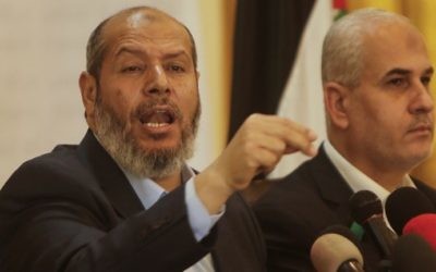 Khalil al-Hayya, cadre du Hamas, pendant une conférence de presse à Gaza Ville, le 18 avril 2017. (Crédit : Mahmud Hams/AFP)