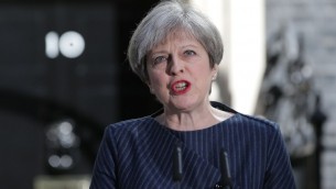 La Première ministre britannique Theresa May devant le 10 Downing Street, à Londres, le 18 avril 2017. (Crédit : Daniel Leal-Olivas/AFP)