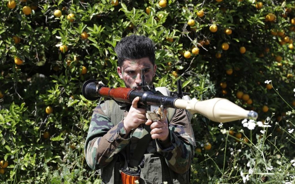 Un membre du Hezbollah dans un champ proche de Naqura, à la frontière libano-israélienne, le 20 avril 2017. (Crédit : Joseph Eid/AFP)