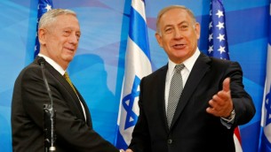 Le Premier ministre Benjamin Netanyahu, à droite, avec le secrétaire américain à la Défense James Mattis, à Jérusalem, le 21 avril 2017. (Crédit : Gil Cohen-Magen/Pool/AFP)