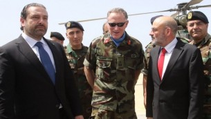 Le Premier ministre libanais Saad Hariri, à gauche, se trouve à côté du chef de la mission et commandant de la Force intérimaire des Nations unies au Liban (FINUL), le général principal Michael Beary, au centre, de l'Irlande, lors d'une visite au siège de la FINUL dans le village dans le sud du Liban de Naqura le 21 avril 2017 (Crédit : AFP / Mahmoud Zayyat)