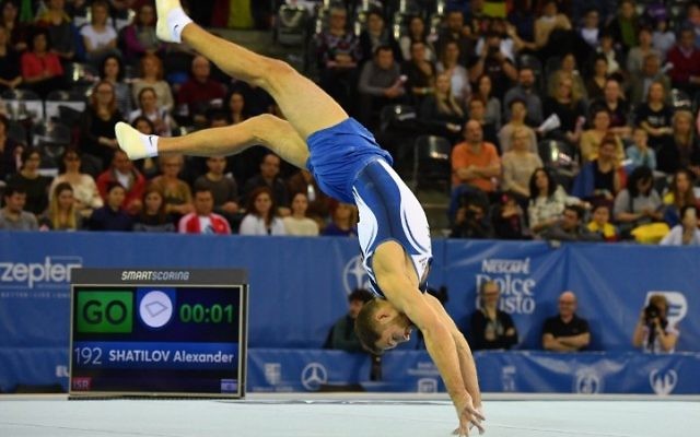 Le médaillé de bronze Alexander Shatilov d'Israël lors de l'exercice de barre au sol final dans le cadre des Championnats de gymnastique artistiques organisés à  Cluj Napoca, en Roumanie, le 22 avril  2017. (Crédit : AFP/Daniel Mihailescu)