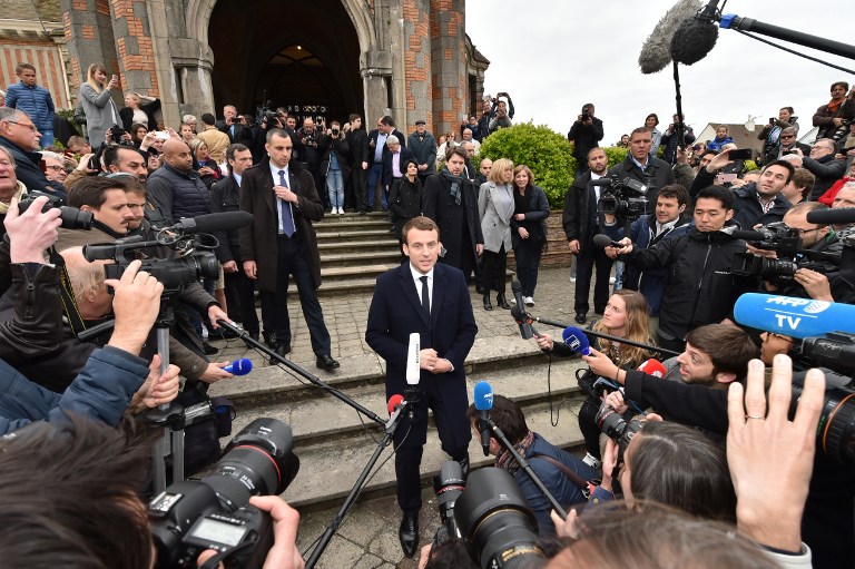 Emmanuel Macron à la sortie du bureau de vote pour le premier tour de l'élection présidentielle française, au Touquet, le 23 avril 2017. (Crédit : Philippe Huguen/AFP)
