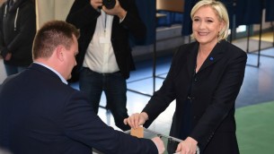 Marine Le Pen vote au premier tour de l'élection présidentielle française, à Hénin-Beaumont, dans le nord de la France, le 23 avril 2017. (Crédit : Alain Jocard/AFP)