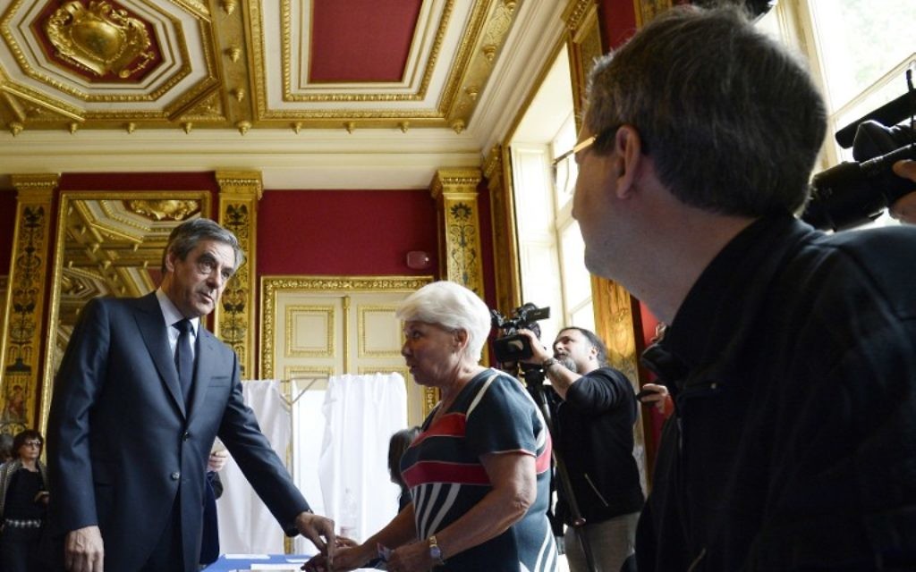 François Fillon vote au premier tour de l'élection présidentielle française, à Paris, le 23 avril 2017. (Crédit : Christophe Archambault/Pool/AFP)