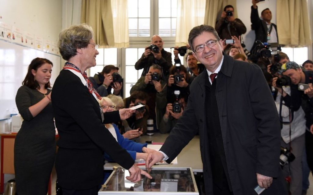 Jean-Luc Mélenchon vote au premier tour de l'élection présidentielle française, à Paris, le 23 avril 2017. (Crédit : Bertrand Guay/AFP)
